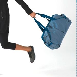 Lululemon Extra Mile duffle bag in Tofino teal